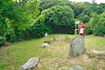 蟹穴古墳と長頚壺